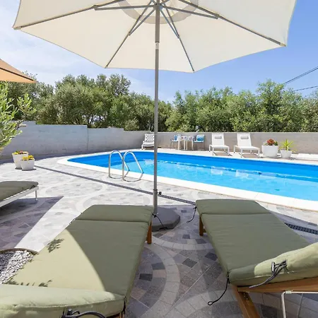 Lovely In Rab With Wifi Apartment