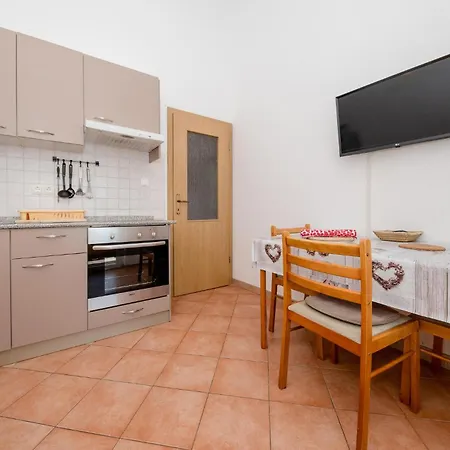Lovely In Rab With Wifi Apartment