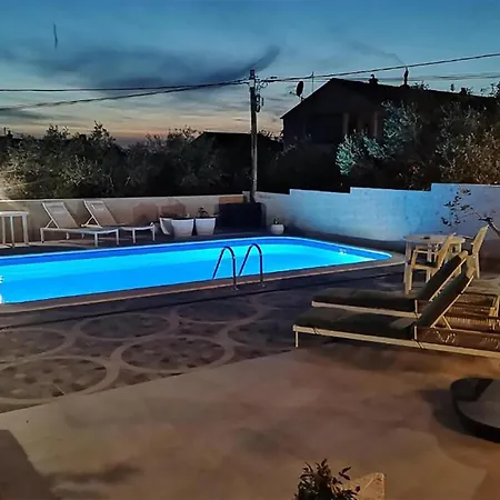 Lovely In Rab With Wifi Apartment *